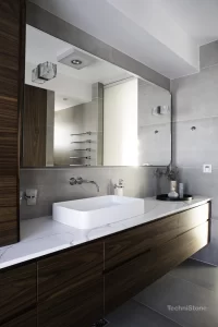 Koupelnová deska pod umyvadlo vydrží na věky. Při kontaktu s vodou nehrozí žádné poškození ani při dlouhodobém používání.