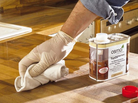 Pečlivé nanášení Osmo oleje na dřevěnou podlahu. S hadříkem se každý tah přes dřevo stává aktem renovace. Získáme opět povrch jako nový, kdy starostlivá údržba zajišťuje, že podlaha nejenže získává krásný lesklý povrch, ale také si udrží svou kvalitu na mnoho dalších let.